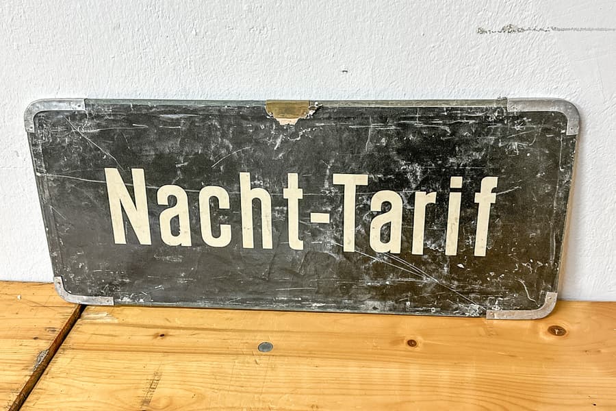 Altes Straßenbahnschild \Nacht-Tarif\